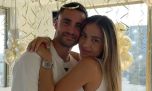 Entramos al living de Caro Calvagni y Nicolás Taglafico: maxi sillón, ventanales de doble altura y mesas de mármol