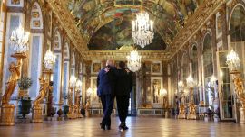 El presidente estadounidense Donald Trump recibe al presidente francés Emmanuel Macron en una visita guiada al Palacio de Versalles antes de una cena que tendrá lugar en Versalles, Francia. La cena se celebró tras la conclusión de la cumbre del Grupo de los Siete (G7) de esta semana en Evian, Francia.
