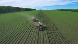 Imagen tomada con un dron de agricultores operando maquinaria agrícola equipada con el Sistema de Navegación por Satélite BeiDou en un campo de maíz, en la provincia de Heilongjiang, en el noreste de China. Las operaciones agrícolas de verano ya están en marcha en toda la provincia de Heilongjiang. Diversos tipos de maquinaria y equipos agrícolas modernos se han puesto en funcionamiento, proporcionando un sólido apoyo para mejorar la eficiencia de la producción agrícola y aumentar la producción de cereales.