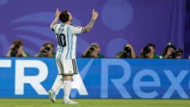 Gana caminando: el video de Messi parado en la jugada previa a su tercer gol