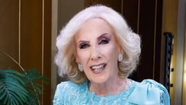 Entramos al living de Mirtha Legrand: mesa de mármol, cuadros y muchas fotos