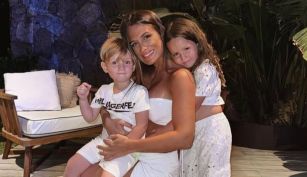 Cami Homs con sus hijos