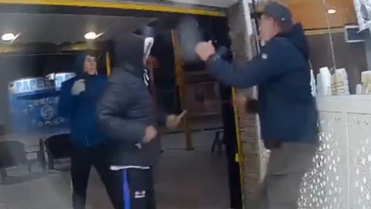Terror en una heladería de La Matanza: golpearon a un hombre delante de su hija de 10 años durante un robo