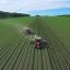 Fotogaleria Imagen tomada con un dron de agricultores operando maquinaria agrícola equipada con el Sistema de Navegación por Satélite BeiDou en un campo de maíz, en la provincia de Heilongjiang, en China