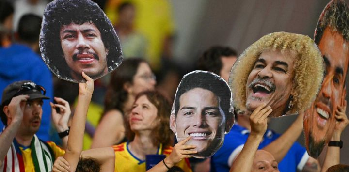 Aficionados colombianos muestran figuras de cartón que representan al exfutbolista colombiano René Higuita, al centrocampista James Rodríguez, al exfutbolista Carlos Valderrama y al delantero Luis Díaz durante el partido de fútbol del Grupo K del Mundial 2026 entre Uzbekistán y Colombia en el Estadio de la Ciudad de México.