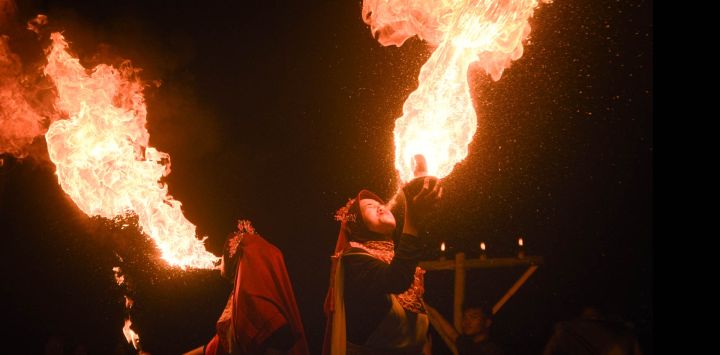 Artistas que escupen fuego actúan durante las celebraciones que marcan el inicio del Año Nuevo Islámico en Bandung, Java Occidental, Indonesia.