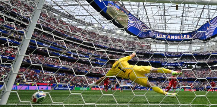 El arquerode Bosnia-Herzegovina, Nikola Vasilj, no puede evitar el cuarto gol de Suiza, anotado por el centrocampista Granit Xhaka , durante el partido de fútbol del Grupo B de la Copa Mundial de 2026 entre Suiza y Bosnia y Herzegovina, disputado en el Estadio de Los Ángeles en Inglewood.