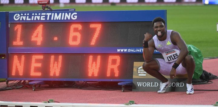El estadounidense Noah Lyles posa para una foto junto al marcador tras ganar la carrera de 150 metros masculinos con un nuevo récord mundial en la 65.ª Reunión de Atletismo Golden Spike de la IAAF 2026, celebrada en Ostrava, República Checa.