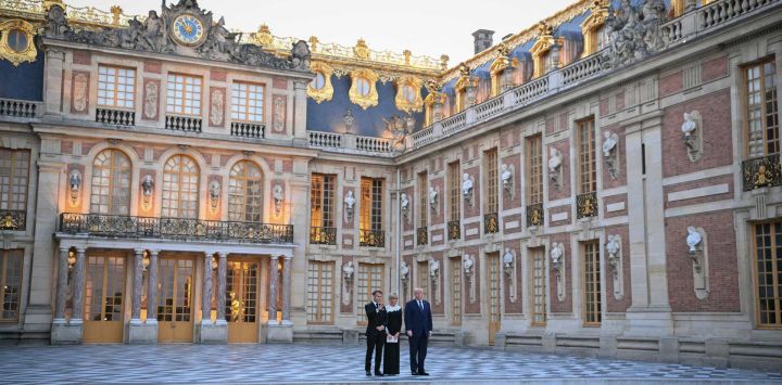 El presidente de Francia, Emmanuel Macron y su esposa, Brigitte Macron, dan la bienvenida al presidente de Estados Unidos, Donald Trump, en el Palacio de Versalles, antes de una cena para celebrar el 250 aniversario de la independencia de Estados Unidos. La cena tuvo lugar en Versalles, al suroeste de París.