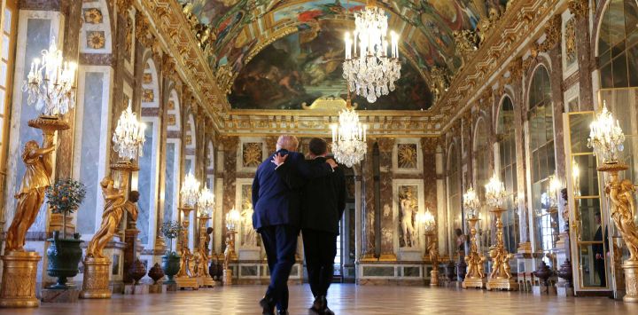 El presidente estadounidense Donald Trump recibe al presidente francés Emmanuel Macron en una visita guiada al Palacio de Versalles antes de una cena que tendrá lugar en Versalles, Francia. La cena se celebró tras la conclusión de la cumbre del Grupo de los Siete (G7) de esta semana en Evian, Francia.