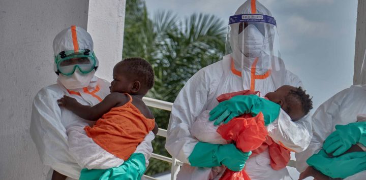 Imagen de trabajadores médicos con bebés, vistos en un centro de tratamiento del ébola, en Bunia, en la provincia de Ituri, República Democrática del Congo (RDC). El número de casos confirmados de ébola en la RDC ha ascendido a 676, incluyendo 136 fallecimientos, mientras las autoridades de salud advirtieron de la persistencia de la transmisión comunitaria y el riesgo de una repentina expansión geográfica del brote.