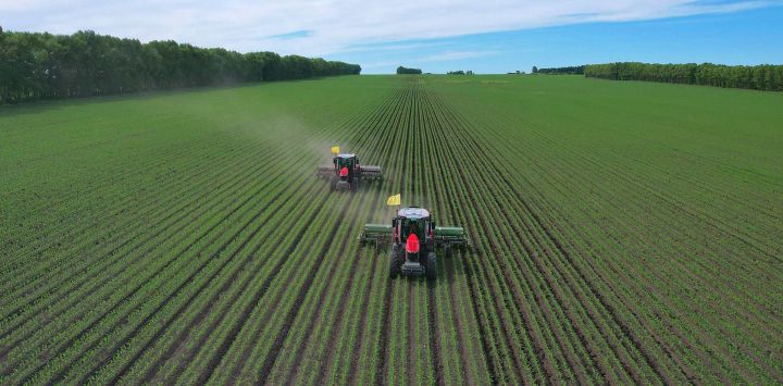 Imagen tomada con un dron de agricultores operando maquinaria agrícola equipada con el Sistema de Navegación por Satélite BeiDou en un campo de maíz, en la provincia de Heilongjiang, en el noreste de China. Las operaciones agrícolas de verano ya están en marcha en toda la provincia de Heilongjiang. Diversos tipos de maquinaria y equipos agrícolas modernos se han puesto en funcionamiento, proporcionando un sólido apoyo para mejorar la eficiencia de la producción agrícola y aumentar la producción de cereales.