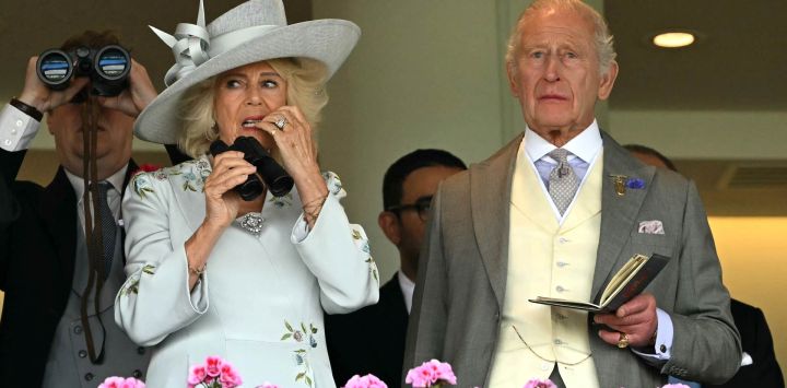 La reina Camila y el rey Carlos III de Gran Bretaña reaccionan mientras observan a los corredores y jinetes competir en la carrera de caballos Ascot Stakes, que dará comienzo el primer día del encuentro hípico Royal Ascot en Ascot, al oeste de Londres.