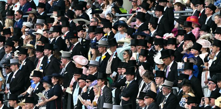 Los aficionados esperan el inicio de la carrera de caballos St James's Palace Stakes en el primer día del encuentro hípico Royal Ascot en Ascot, al oeste de Londres.
