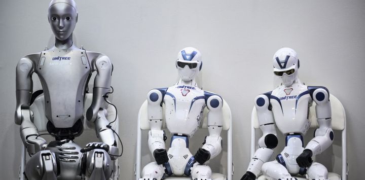 Los robots de la empresa Unitree Robotics se exhiben en la feria de innovación y startups tecnológicas VivaTech, en el recinto ferial Paris Expo Porte de Versailles, en París.