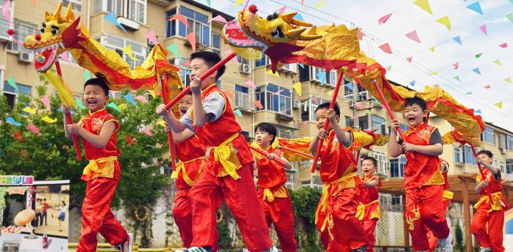 Niños participantes en una presentación de la danza del dragón en un jardín de infantes, en Yantai, en la provincia de Shandong, en el este de China. Diversas actividades se han llevado a cabo en toda China para dar la bienvenida al próximo Festival Duanwu, o Festival del Bote del Dragón.