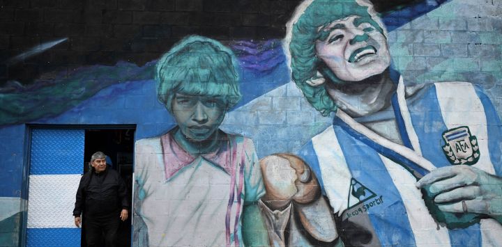 Pancho Torres, de 65 años, amigo de la infancia del fallecido legendario futbolista argentino Diego Maradona, se encuentra en la entrada del campo "El Potrero de D10S" en Villa Fiorito, en las afueras de Buenos Aires, donde Maradona dio sus primeros pasos jugando al fútbol en el club de su infancia, Estrella Roja, cerca de su casa natal.