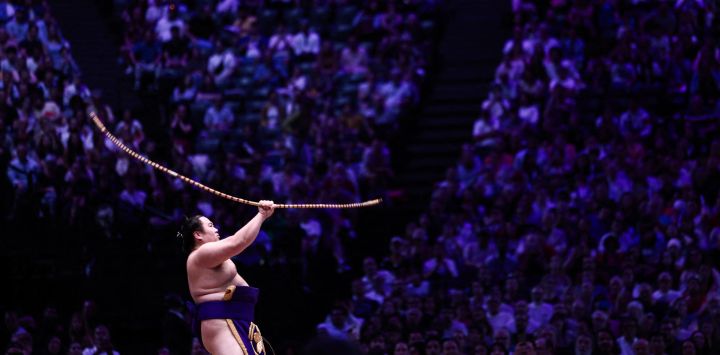 Un luchador de sumo realiza su ritual durante la ceremonia de giro de arco (Yumitori-shiki) antes de la gran final del segundo día del Torneo de Sumo de París 2026, en París.