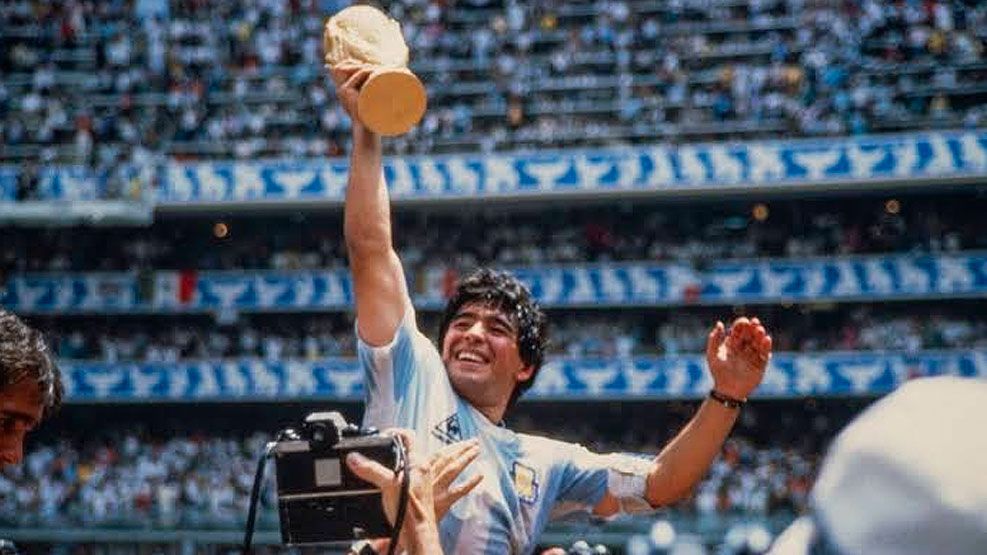 Maradona con la Copa del mundo México 86
