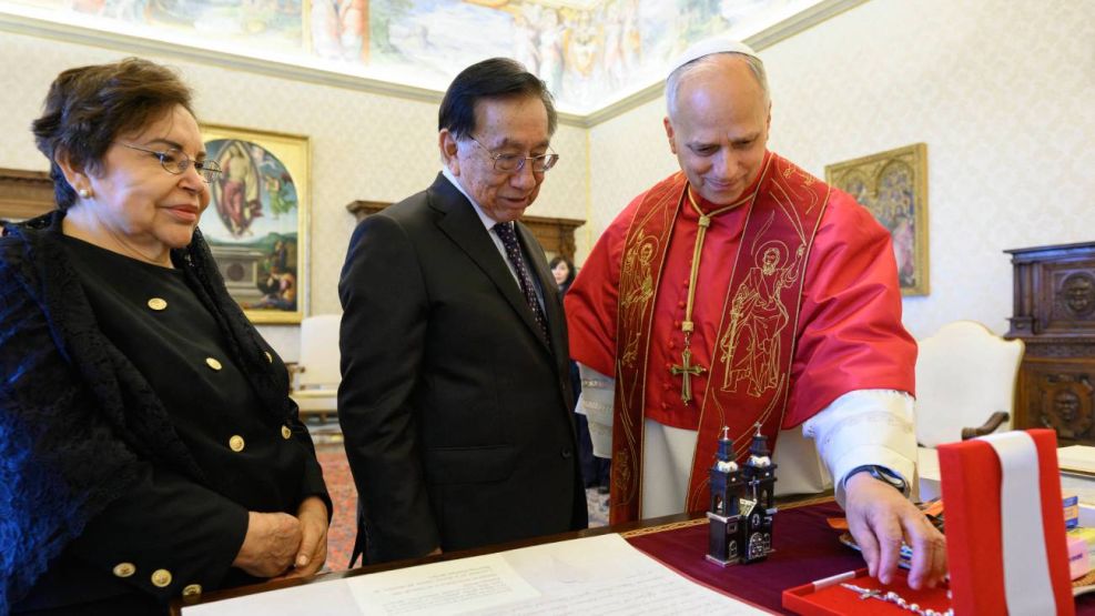 Papa León XIV con José María Balcázar, presidente del Perú