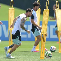 El delantero argentino Lionel Messi participa en una sesión de entrenamiento en el Centro de Entrenamiento del Sporting KC en Kansas City, durante el Mundial de Fútbol de 2026. | Foto:JUAN MABROMATA / AFP