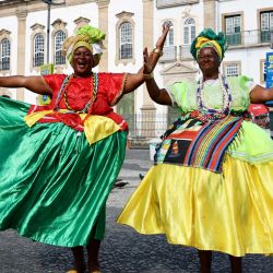 Imagen de mujeres en atuendos tradicionales vistas en Pelourinho, en Salvador, estado de Bahía, Brasil. Salvador es la capital del estado de Bahía, en el noreste de Brasil. En 1985, el centro histórico de Salvador fue declarado Patrimonio de la Humanidad por la UNESCO. | Foto:Xinhua/Jin Haoyuan