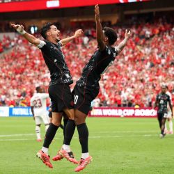 Jonathan David de Canadá celebra con su compañero Stephen Eustaquio tras marcar el tercer gol de su equipo durante el partido del Grupo B de la Copa Mundial de la FIFA 2026 entre Canadá y Qatar en el BC Place Vancouver en Vancouver, Columbia Británica. | Foto:Fran Santiago/Getty Images/AFP