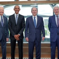 Los expresidentes Joe Biden, Barack Obama, George W. Bush y Bill Clinton posan para una foto antes de la ceremonia de inauguración del Centro Presidencial Obama, en Chicago, Illinois. | Foto:Pablo Martínez Monsivais / POOL / AFP