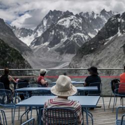 Turistas contemplan el macizo del Mont Blanc y el glaciar "Mer de Glace" en la estación de Montenvers, en los Alpes franceses, en el centro-este de Francia. | Foto:JEFF PACHOUD / AFP