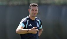 Lionel Scaloni entrenando a la Selección Argentina