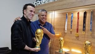 Tajeddine Seif junto al chiqui Tapia