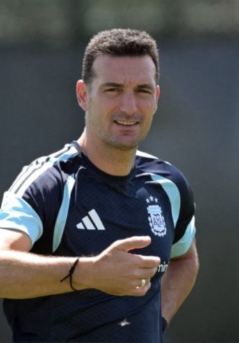 Lionel Scaloni entrenando a la Selección Argentina