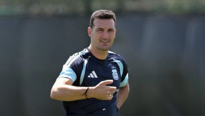 Lionel Scaloni entrenando a la Selección Argentina