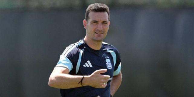 Lionel Scaloni entrenando a la Selección Argentina