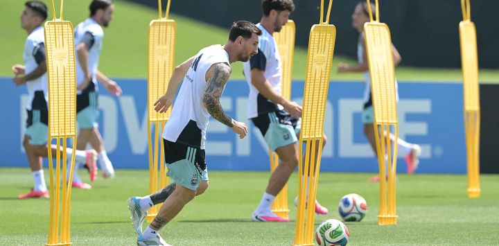 El delantero argentino Lionel Messi participa en una sesión de entrenamiento en el Centro de Entrenamiento del Sporting KC en Kansas City, durante el Mundial de Fútbol de 2026.