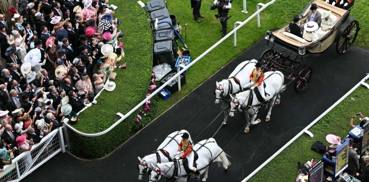 El rey Carlos III y la reina Camila de Gran Bretaña llegan en carruaje tirado por caballos el tercer día del hipódromo Royal Ascot en Ascot, al oeste de Londres.