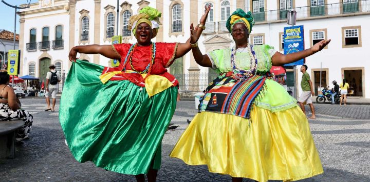 Imagen de mujeres en atuendos tradicionales vistas en Pelourinho, en Salvador, estado de Bahía, Brasil. Salvador es la capital del estado de Bahía, en el noreste de Brasil. En 1985, el centro histórico de Salvador fue declarado Patrimonio de la Humanidad por la UNESCO.