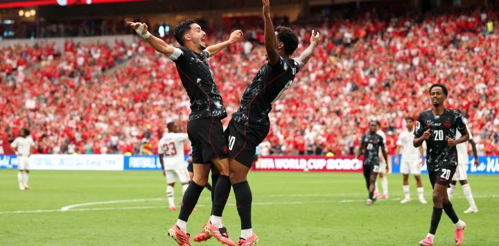 Jonathan David de Canadá celebra con su compañero Stephen Eustaquio tras marcar el tercer gol de su equipo durante el partido del Grupo B de la Copa Mundial de la FIFA 2026 entre Canadá y Qatar en el BC Place Vancouver en Vancouver, Columbia Británica.