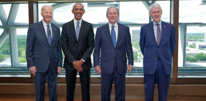 Los expresidentes Joe Biden, Barack Obama, George W. Bush y Bill Clinton posan para una foto antes de la ceremonia de inauguración del Centro Presidencial Obama, en Chicago, Illinois.