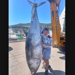 Las capturas se realizaron dentro del marco legal vigente para la pesca recreativa del atún rojo. Esta actividad se encuentra regulada mediante autorizaciones específicas, cupos y períodos establecidos para garantizar la conservación de una especie que durante décadas estuvo sometida a una fuerte presión pesquera.