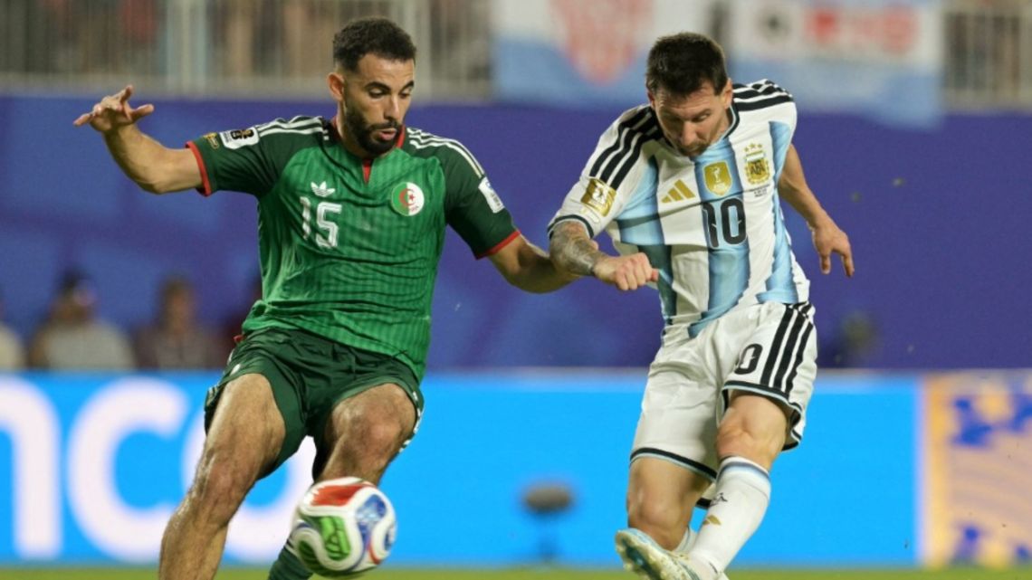 Argélia apresentou queixa à FIFA por arbitragem injusta na partida contra a Argentina Argélia apresentou queixa à FIFA por arbitragem injusta na partida contra a Argentina