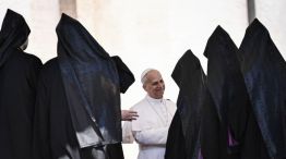 El papa León XIV se reúne con sacerdotes ortodoxos al término de la audiencia general semanal en la Plaza de San Pedro, en el Vaticano.