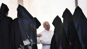 El papa León XIV se reúne con sacerdotes ortodoxos al término de la audiencia general semanal en la Plaza de San Pedro, en el Vaticano.