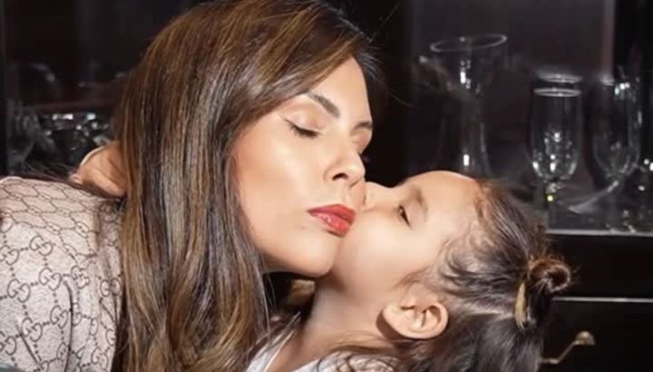 Sarah Burlando brilló con un look total black para acompañar a Barby Franco al trabajo