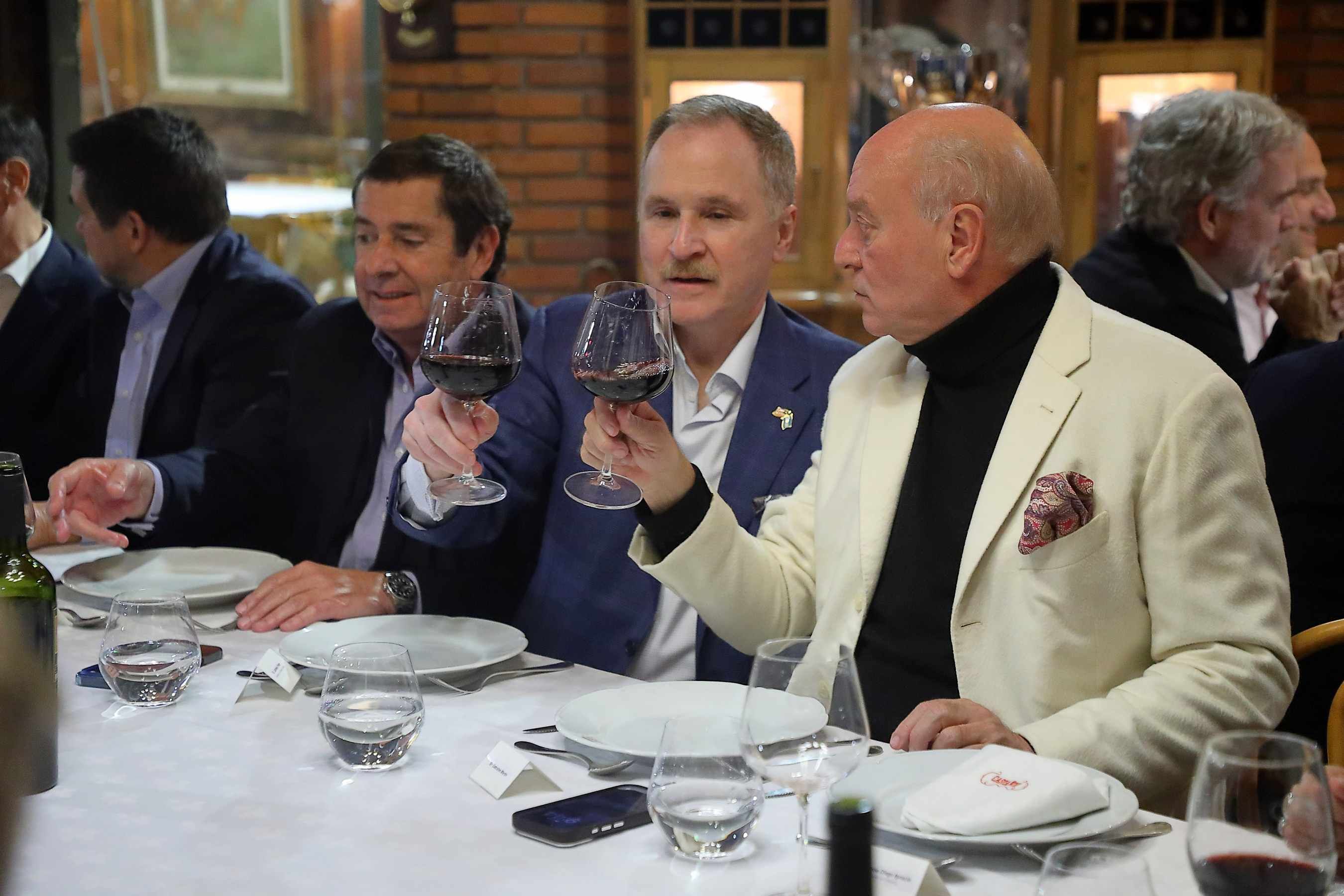 (De izq. a der.) Carlos Giovanelli, Peter Lamelas y Martín Cabrales en Casa Castañón.