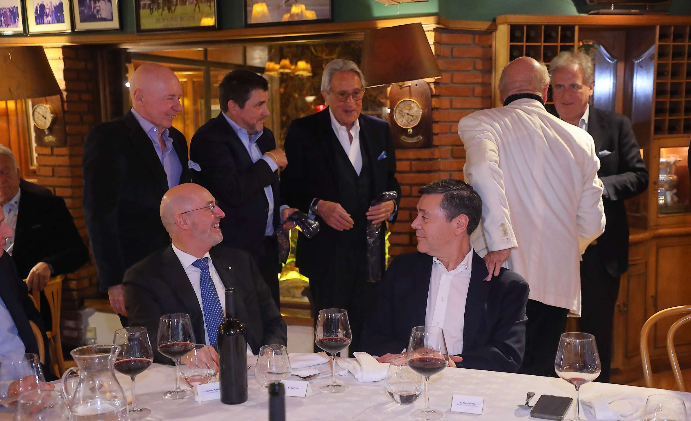 El embajador de Italia, Fabrizio Nicoletti, y Carlos Presti, ministro de Milei (sentados) en Casa Castañón.