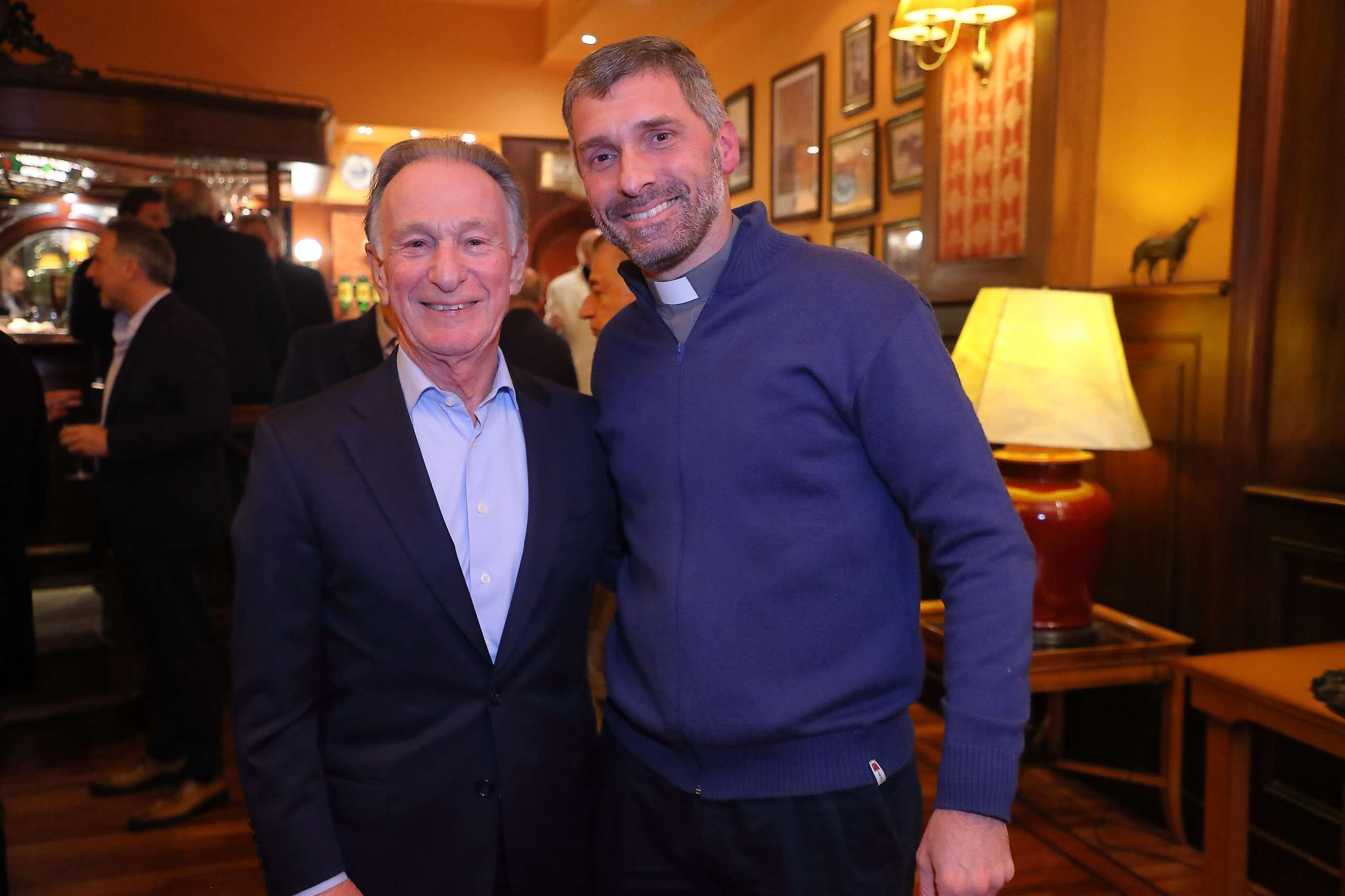 Gustavo Weiss, de la Cámara de la Construcción, y el padre Nacho de la parroquia Cristo Obrero, en Casa Castañón.