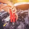 Batería del auto descargada: cómo hacer puente con cables de forma segura sin quemar la computadora