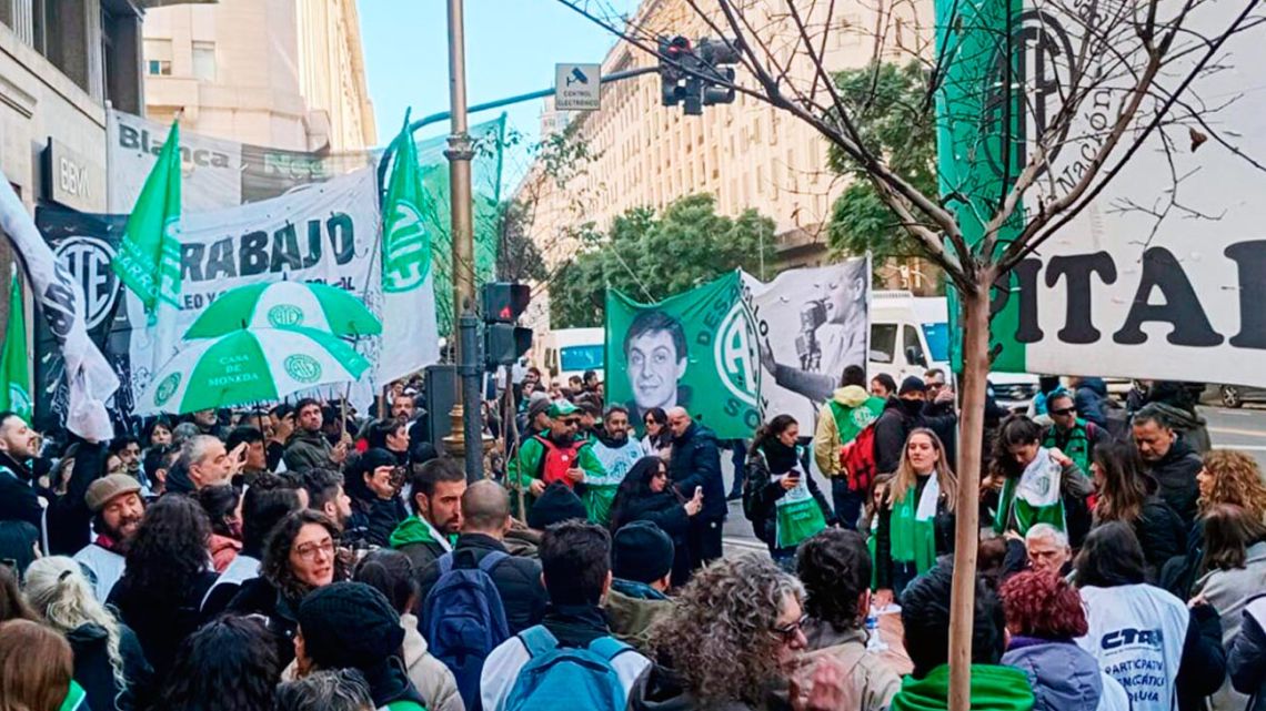 Por despidos en la CNEA, ATE convoca a paro y caravana