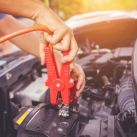Batería del auto descargada: cómo hacer puente con cables de forma segura sin quemar la computadora
